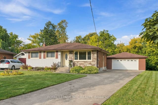 Detached at 13 Hardwood Grove, St. Catharines, ON L2P 1K3