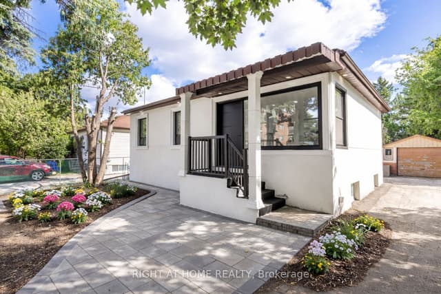 Detached at 225 Essex Avenue, Richmond Hill, ON L4C 2C1