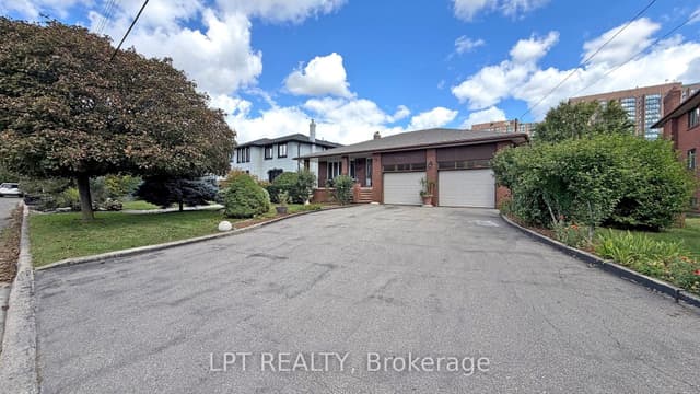 Detached at 3185 Parkerhill Road, Mississauga, ON L5B 1V7