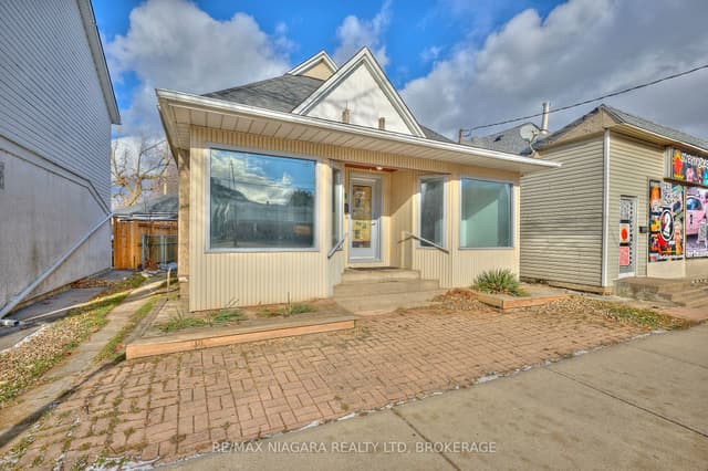 Detached at 105A Welland Avenue, St. Catharines, ON L2R 2H4