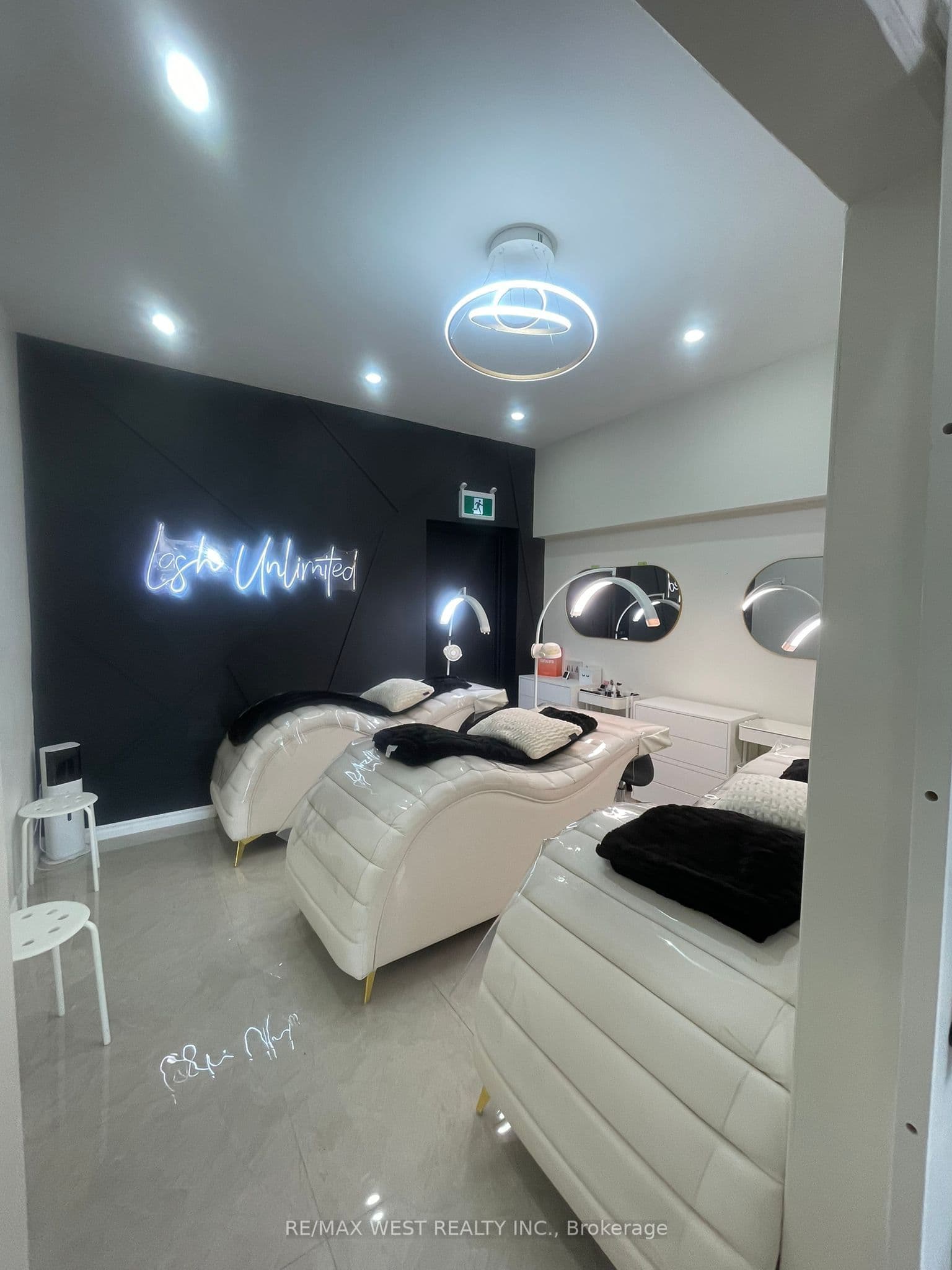 Unit Rm #1, Unit Rm #1 · 3810 Bloor St W