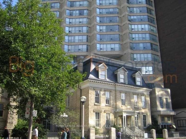 71 Simcoe Street