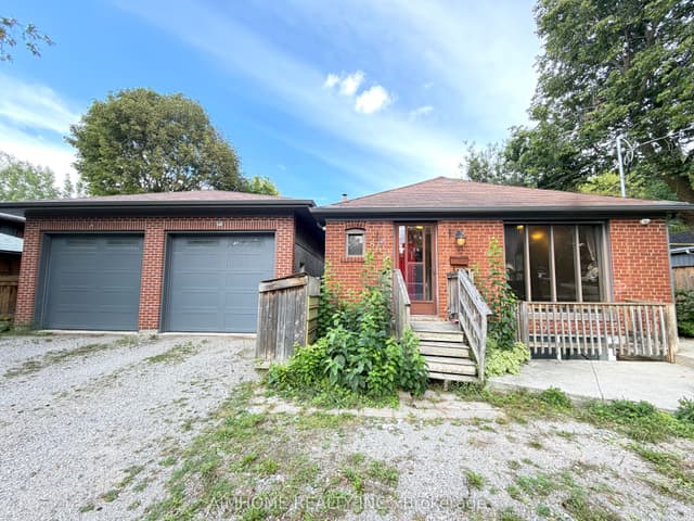 Detached at 887 Srigley Street Main, Newmarket, ON L3Y 1Y2