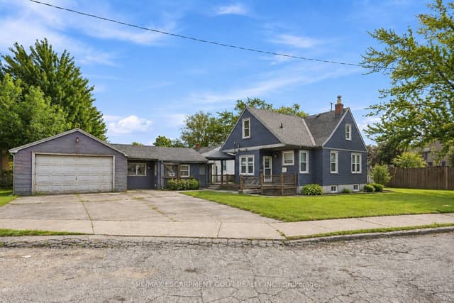 Detached at 240 Pelham Road, St. Catharines, ON L2S 1X6