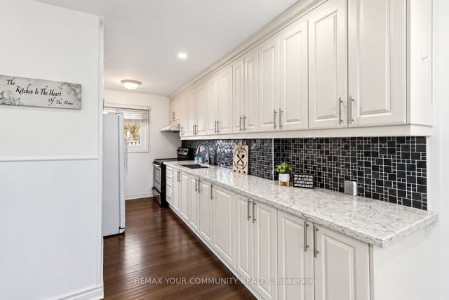 Att/Row/Townhouse at 11 Grantbrook Court, Brampton, ON L6S 2K8