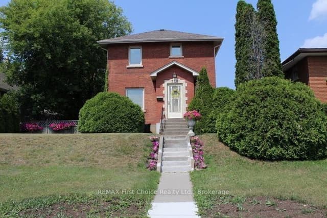Detached at 310 Algoma Street N, Thunder Bay, ON P7A 5A9