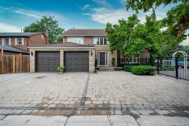 Detached at 2 Aitken Circle, Markham, ON L3R 7K6
