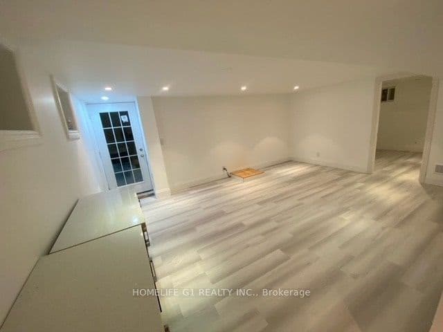 Detached at 17 Crescent Hill, Brampton, ON L6S 2P4