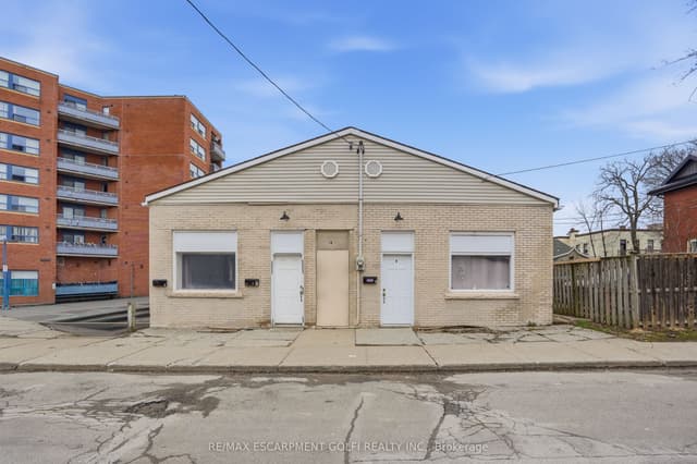 Triplex at 14 Avenue Place, Welland, ON L3B 4B1