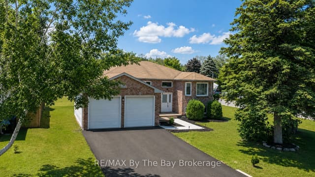 Detached at 2 Birchmount Circle, Wasaga Beach, ON L9Z 1H8