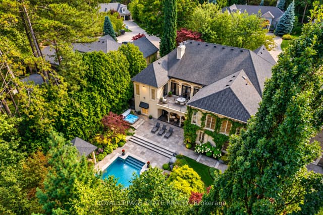 Detached at 21 HARRINGTON Place, Hamilton, ON L9G 4Z2