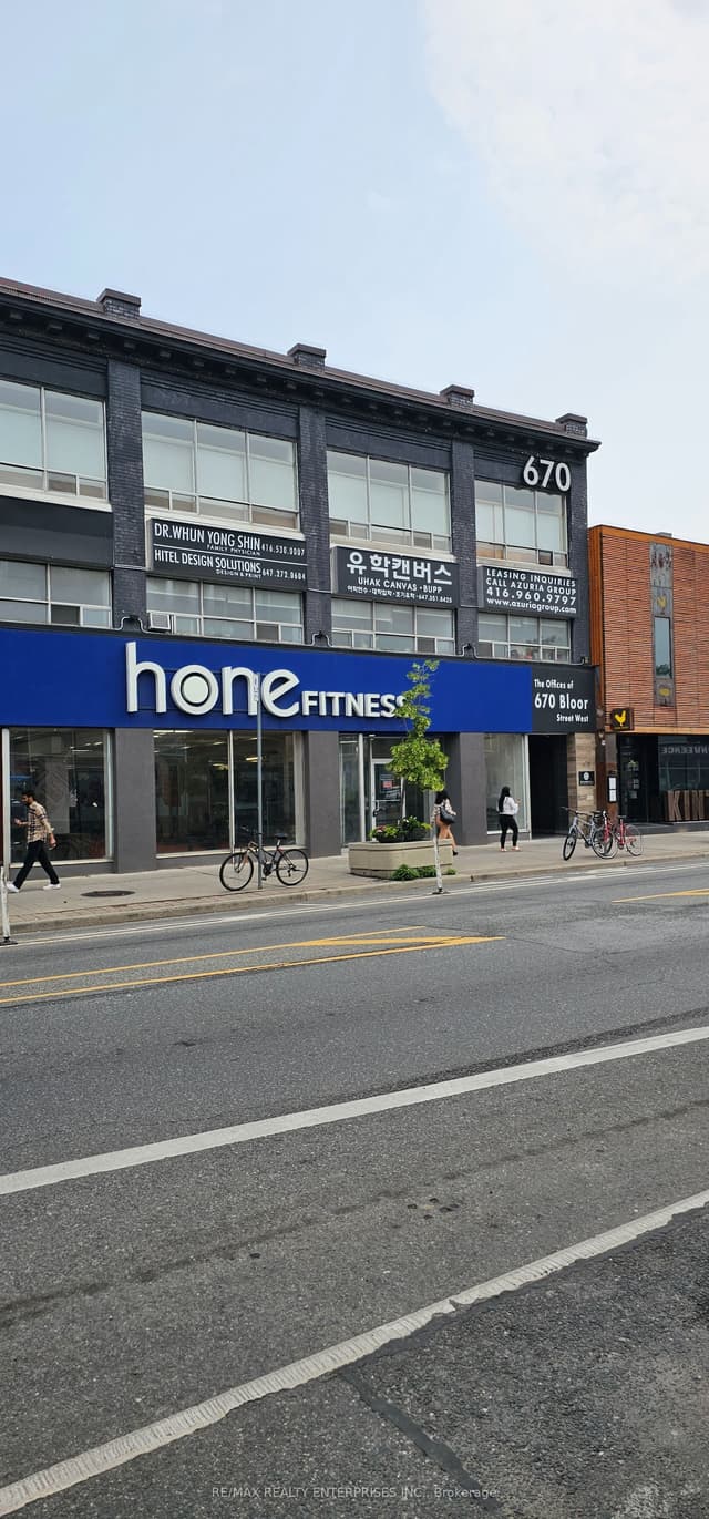 Office at 670 Bloor Street W 206, Toronto, ON M6G 1L2, Toronto C02