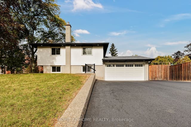 Detached at 139 Third Line, Oakville, ON L6L 3Z9