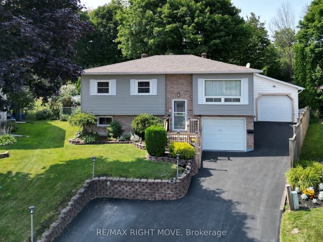 Detached at 8 Gaudaur Court, Orillia, ON L3V 7B4