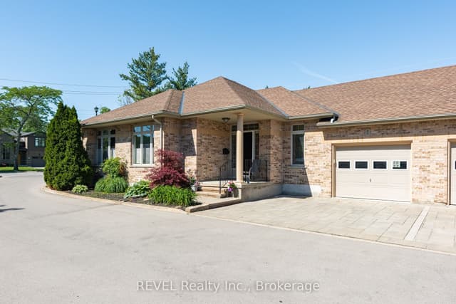 Condo Townhouse at 139 Glendale Avenue 1, St. Catharines, ON L2T 2K2