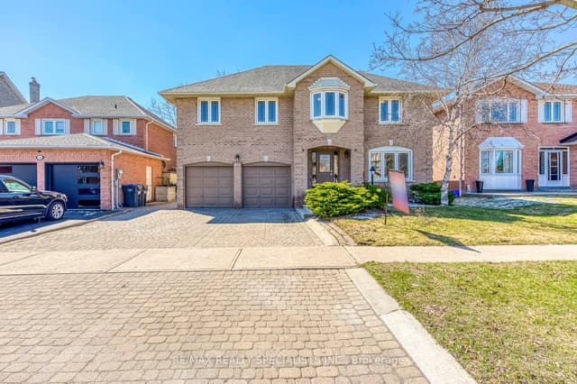 Detached at 102 Sunforest Drive, Brampton, ON L6Z 4B2