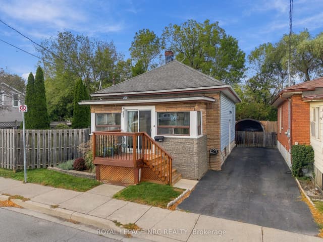 Detached at 4455 Park Street E, Niagara Falls, ON L2E 2P4