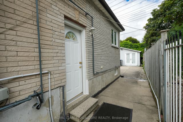 Semi-Detached at 674 Abana Road, Mississauga, ON L5A 1H4