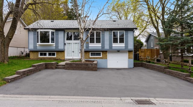 Detached at 868 Magnolia Avenue, Newmarket, ON L3Y 3C7