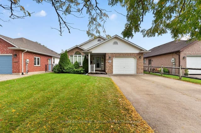 Detached at 17 Tanner Drive, Pelham, ON L0S 1E4