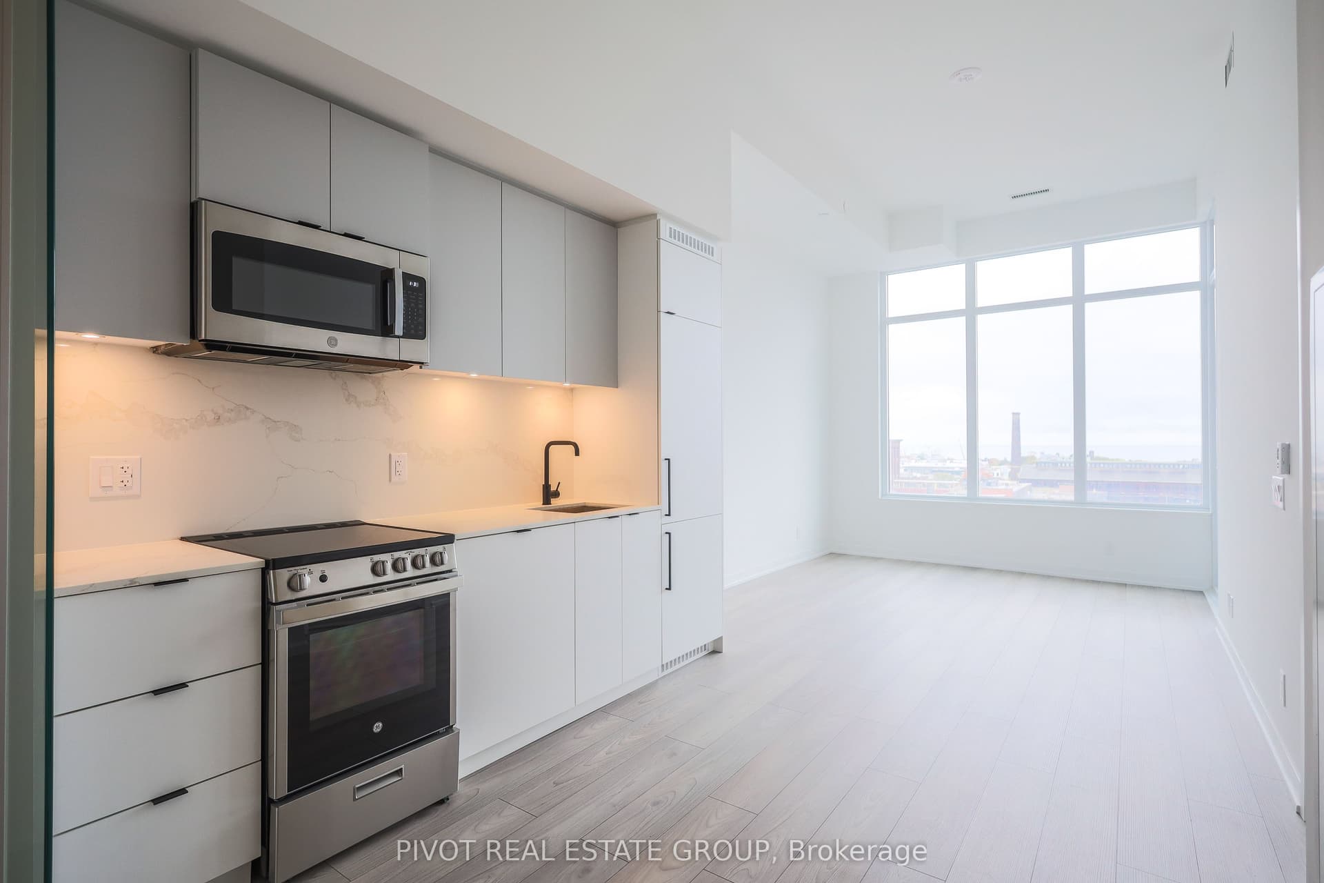 Suite 715 · Floor 7, Unit 715 · 285 Dufferin St