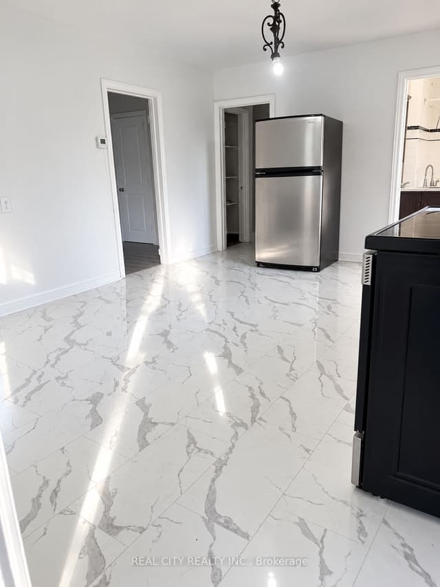 Upper Level at 117 North Service Road E 117A, Oakville, ON L6H 1A3