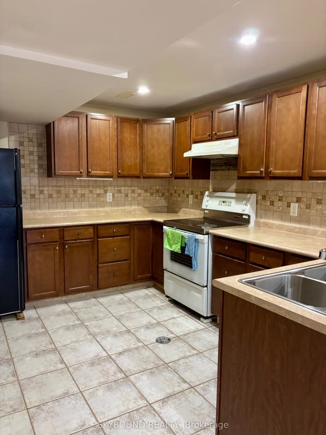 Detached at 107 Whitchurch Mews Lower unit, Mississauga, ON L5A 4B2