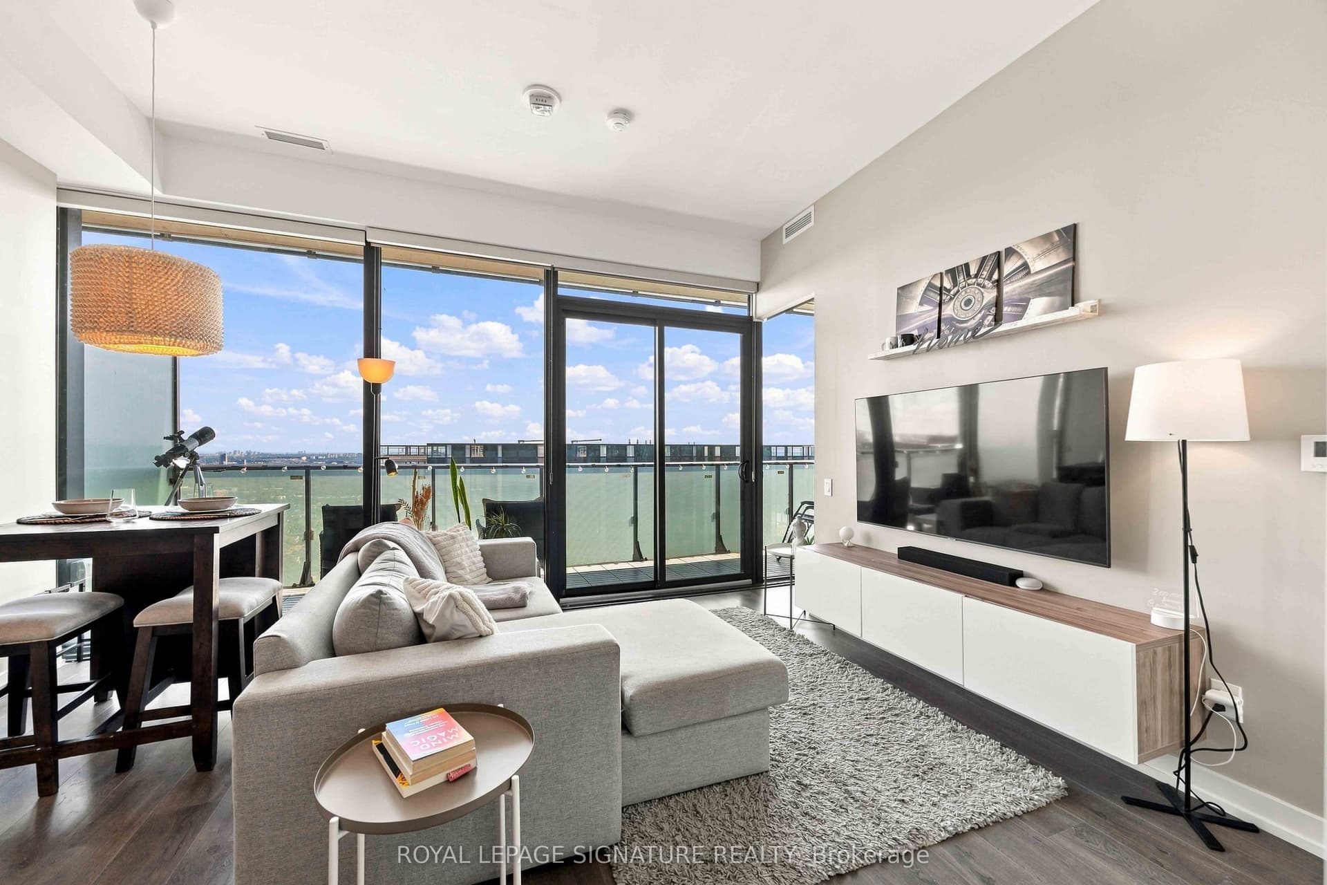 Suite 4305 · Floor 43, Unit 4305 · 161 Roehampton Ave