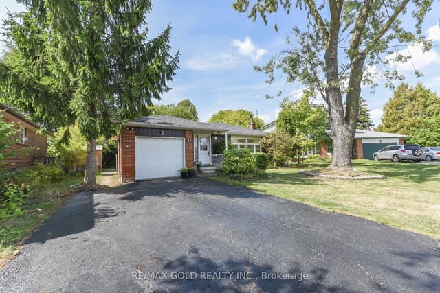 Detached at 11 Dudley Place, Brampton, ON L6T 3C2