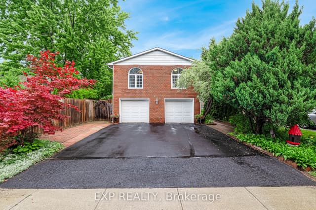 Detached at 639 Irwin Crescent, Newmarket, ON L3Y 5A1
