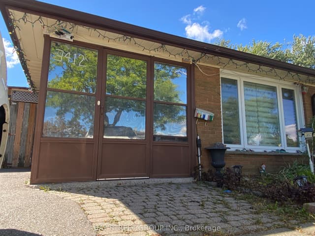 Semi-Detached at 3412 Ellengale Drive, Mississauga, ON L5C 1Z4