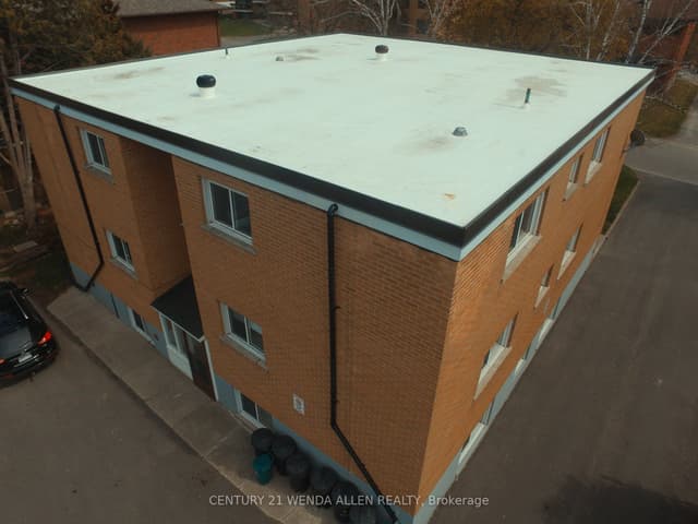 Multiplex at 558 Lansdowne Drive, Oshawa, ON L1G 1W3