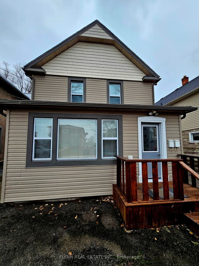 Triplex at 24 Empire Street, Welland, ON L3B 2L2