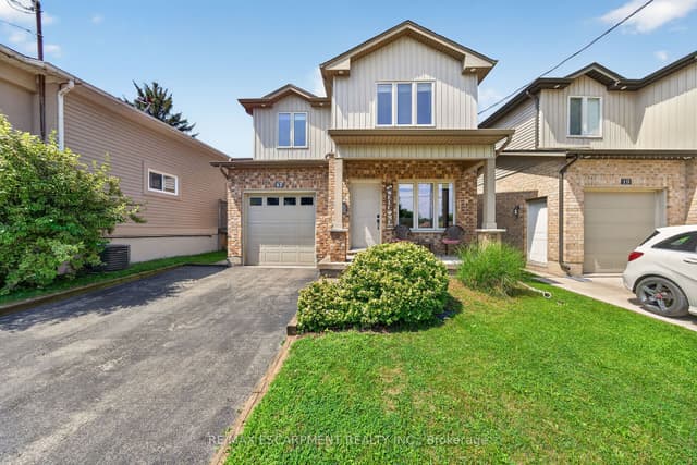 Detached at 17 Grantham Avenue S, St. Catharines, ON L2P 3B3