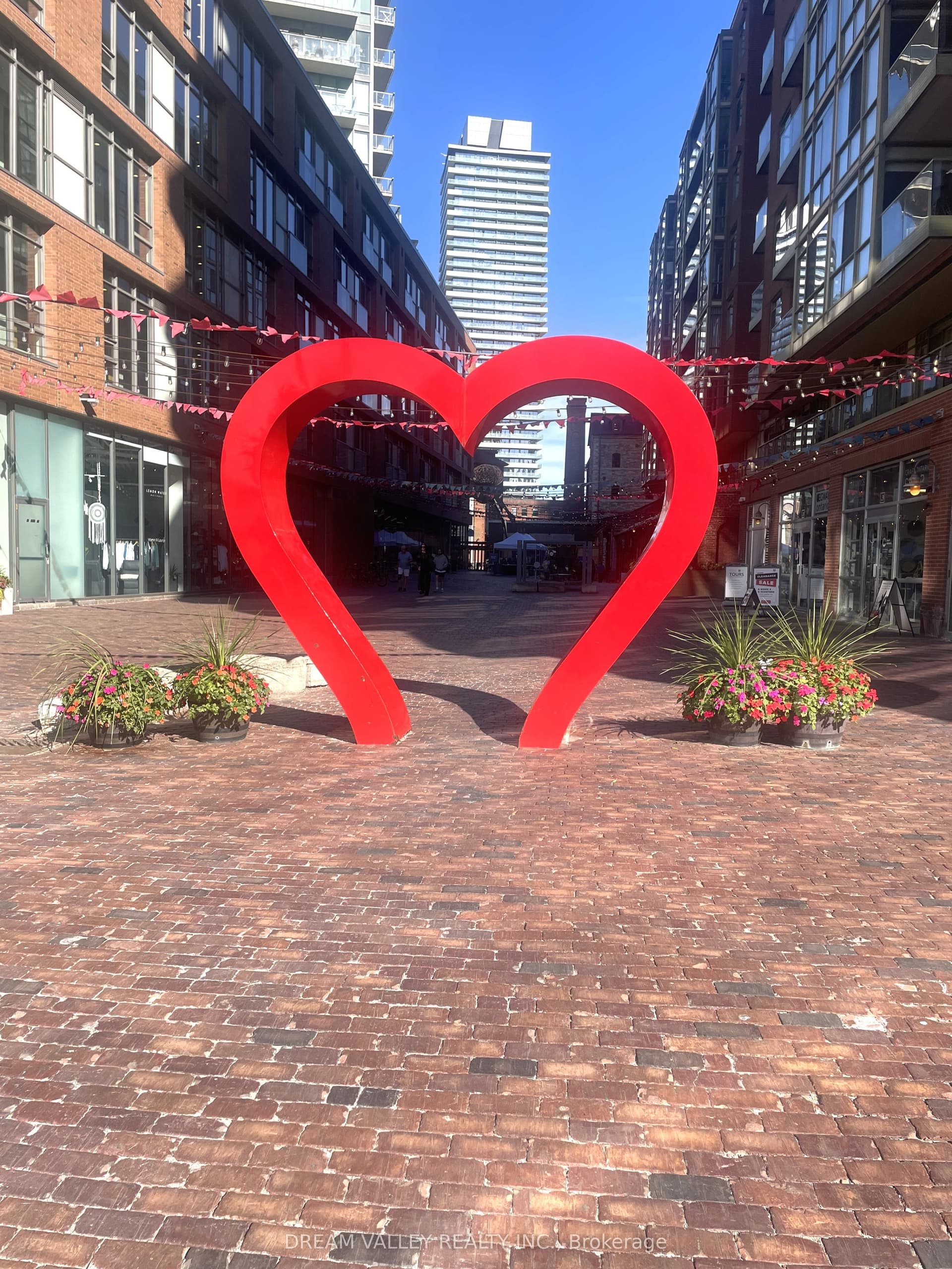 Suite 818 · Floor 8, Unit 818 · 39 Parliament St