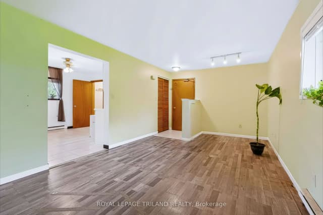 Triplex at 25 South Edgeware Road 1, St. Thomas, ON N5P 2H1
