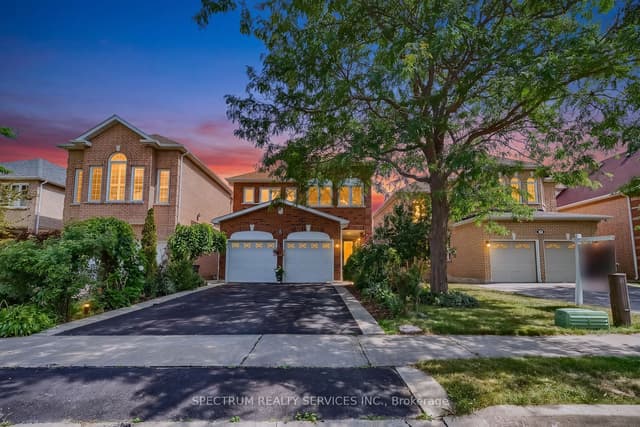 Detached at 8 Sweet Briar Lane, Brampton, ON L6Z 4V3
