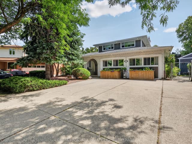 Detached at 14 Fairlawn Court, St. Catharines, ON L2M 7K4