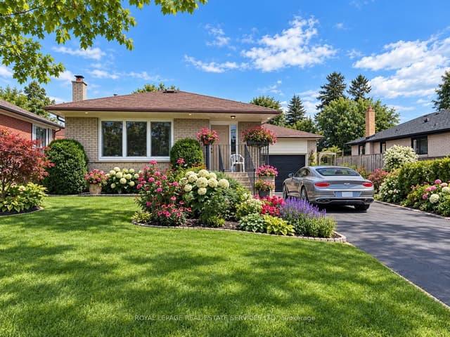 Detached at 305 Queen Mary Drive, Oakville, ON L6K 3L5