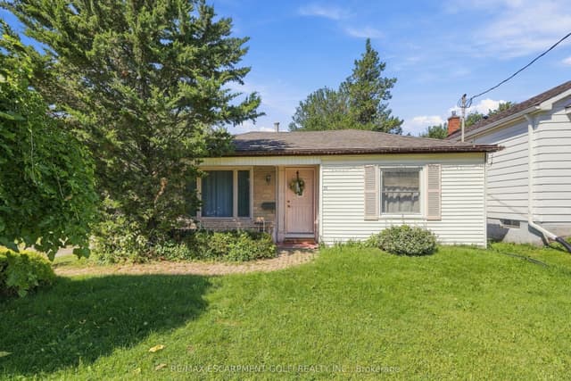 Detached at 24 Barton Street, St. Catharines, ON L2S 2W1