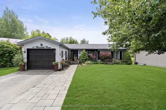 Detached at 11 Tamarack Court, New Tecumseth, ON L0G 1W0