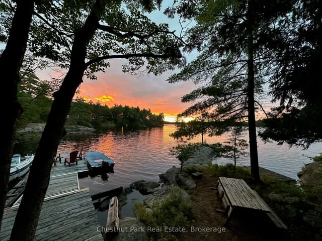 Detached at 10 Island 21 KL Boyd Island, Gravenhurst, ON P0E 1G0