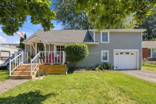 Detached at 17 Foxglove Avenue, St. Catharines, ON L2M 3E7