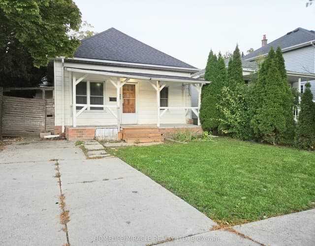 Detached at 908 Windsor Avenue, Windsor, ON N9A 1K2