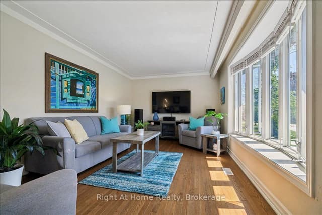 Detached at 275 Kent Crescent, Burlington, ON L7L 4T2