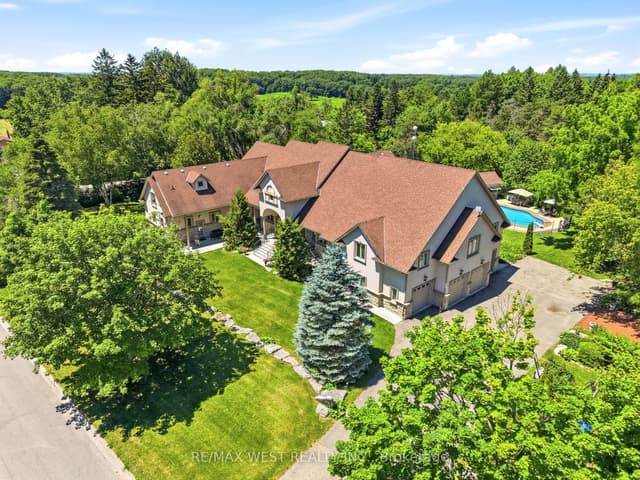 Detached at 2 Kingswood Drive, King, ON L7B 1K8