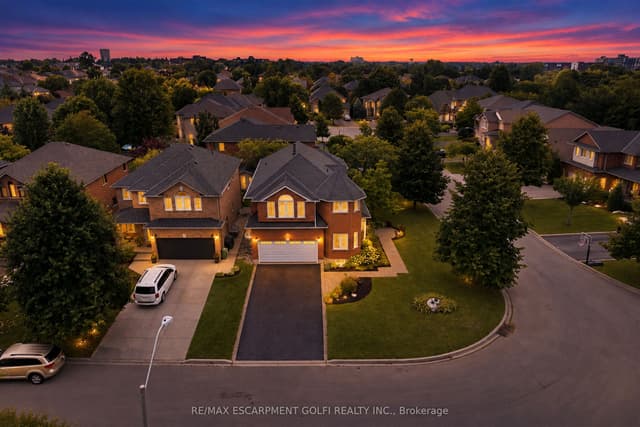 Detached at 31 COMMANDO Court, Hamilton, ON L8B 0J6