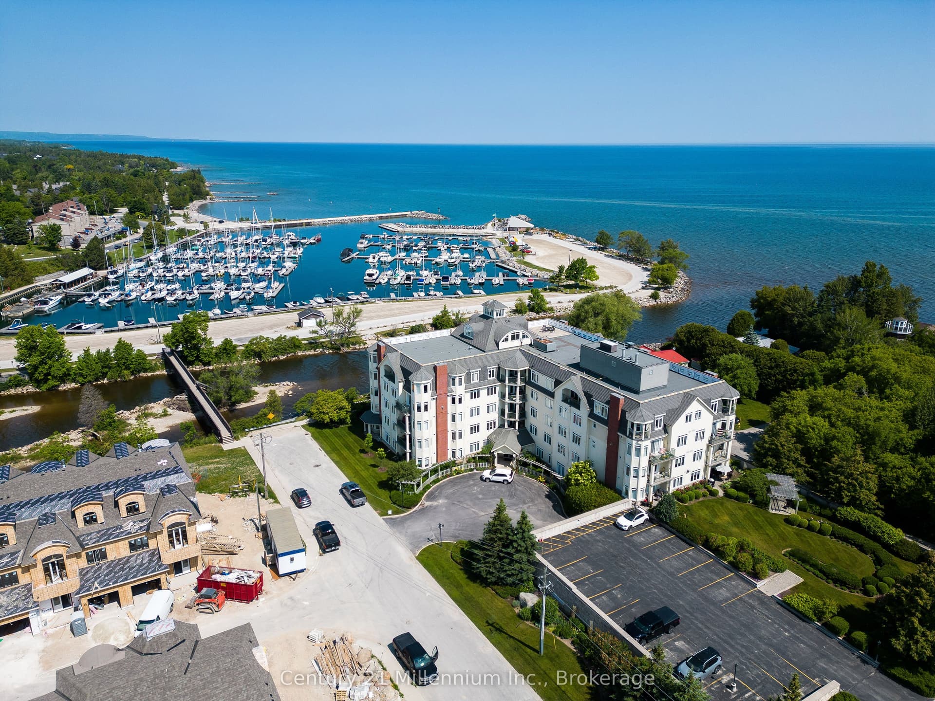 Suite 407 · Floor 4, Unit 407 · 10 Bay St E