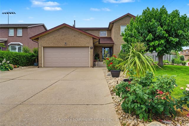 Detached at 2 Cresthaven Drive, Hamilton, ON L8E 4S4