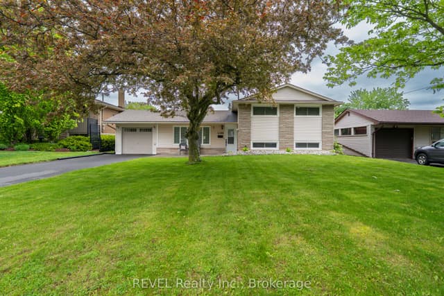 Detached at 4480 Queensway Gardens, Niagara Falls, ON L2E 6P7
